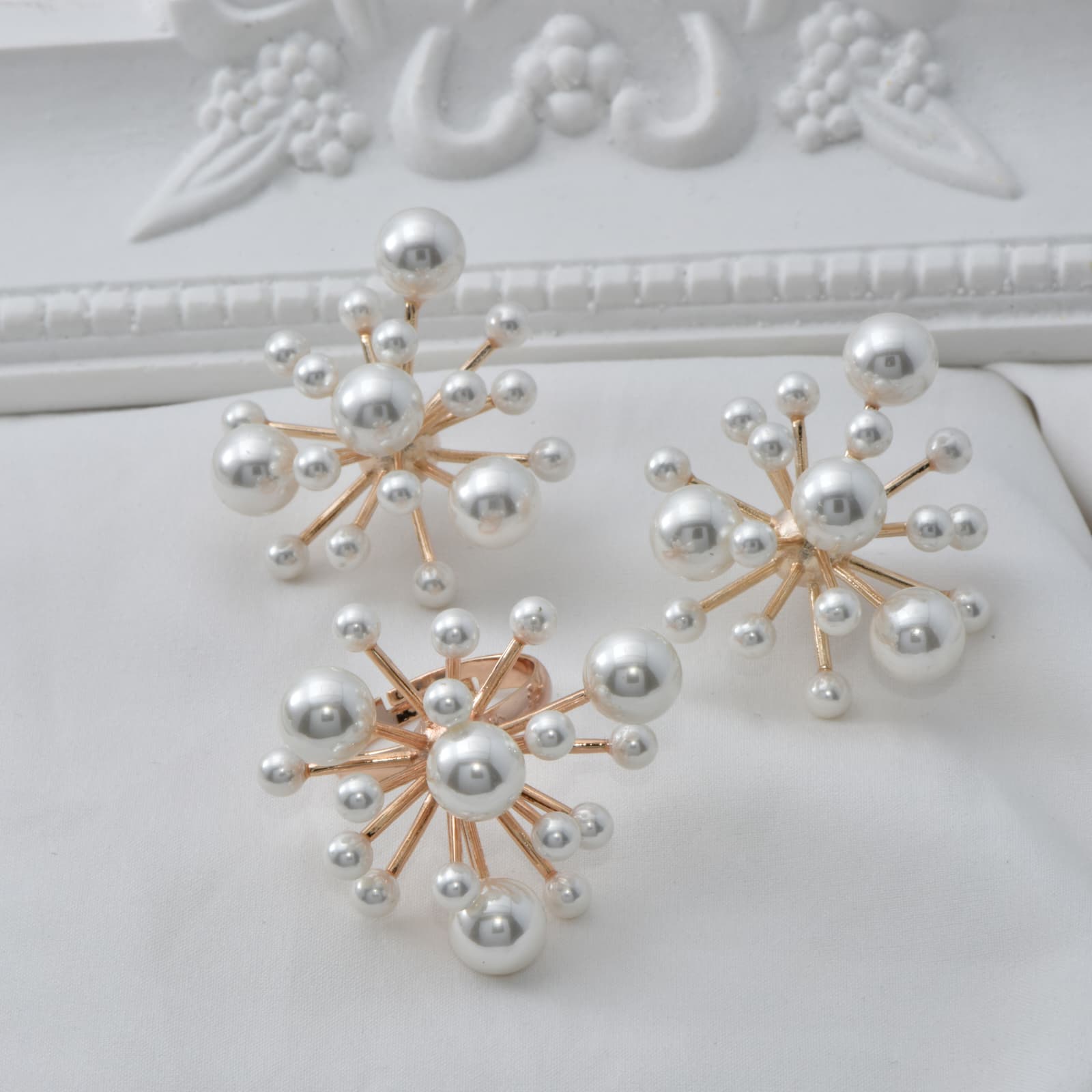 Pendientes y anillo de perlas poéticas