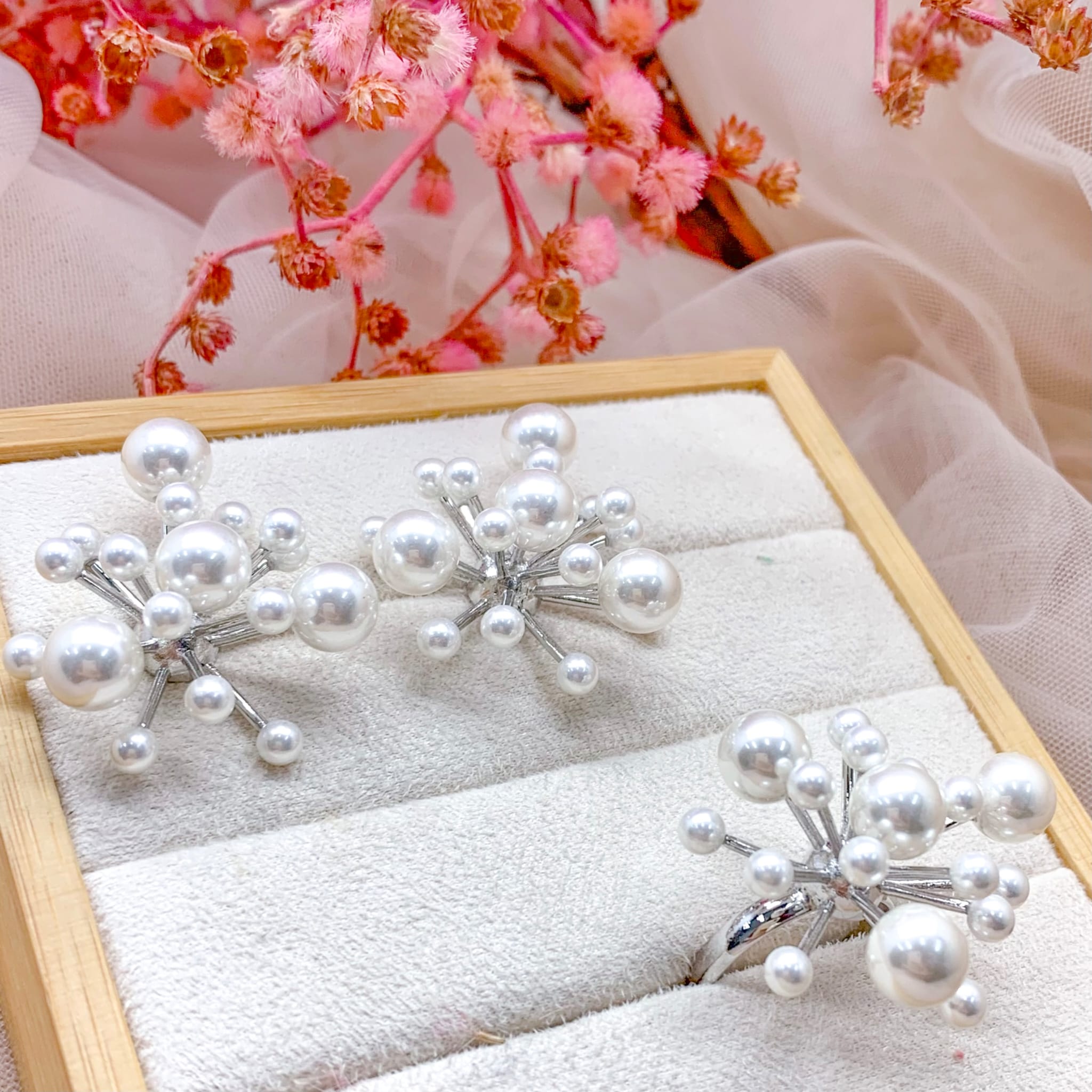 Pendientes y anillo de perlas poéticas